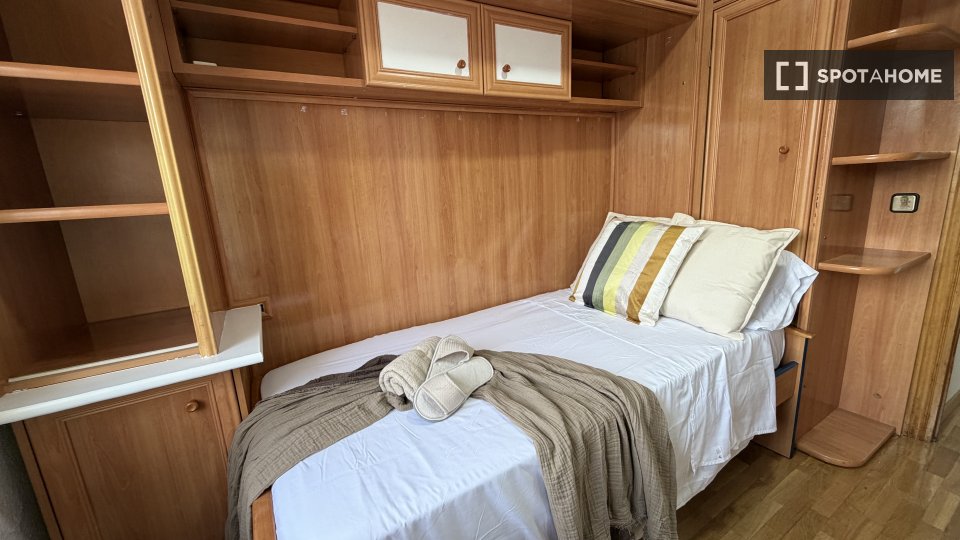 Double room Madrid, 4 beds, 80m² — photo 17