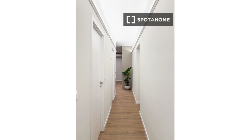 Double room Madrid, 5 beds, 100m² — photo 12