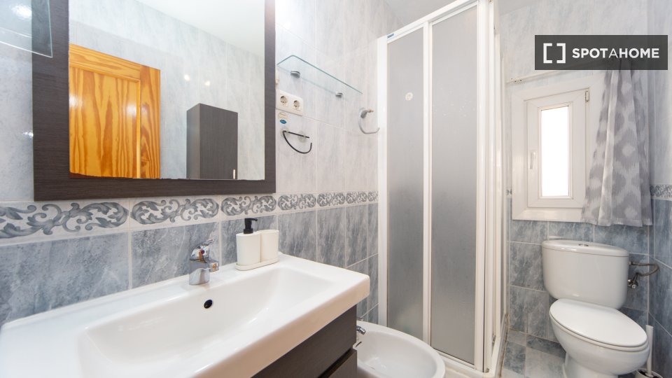 Double room Granada, 3 beds, 75m² — photo 14