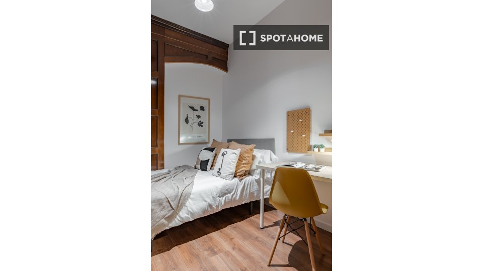 Double room Madrid, 10 beds, 173m² — photo 60