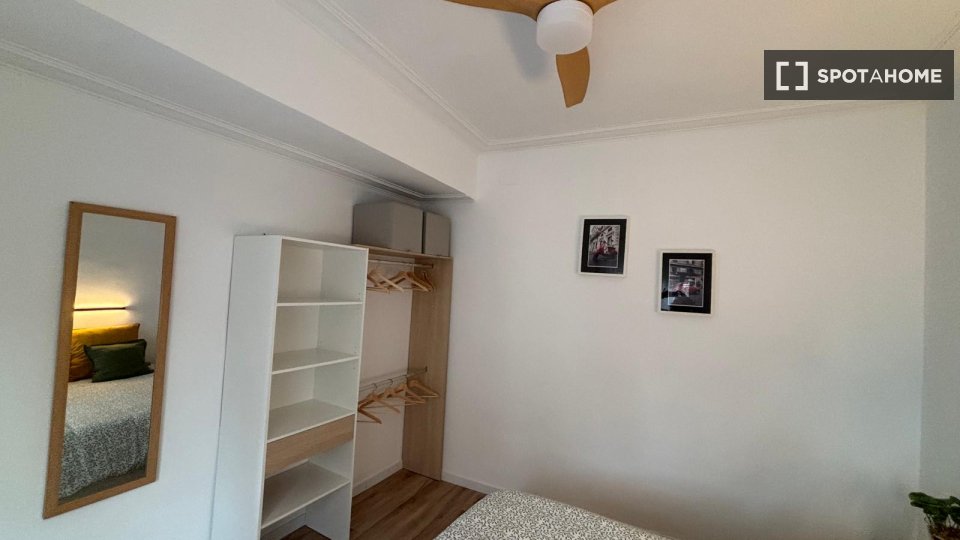 Apartment Barcelona, 4 beds, 86m² — photo 5