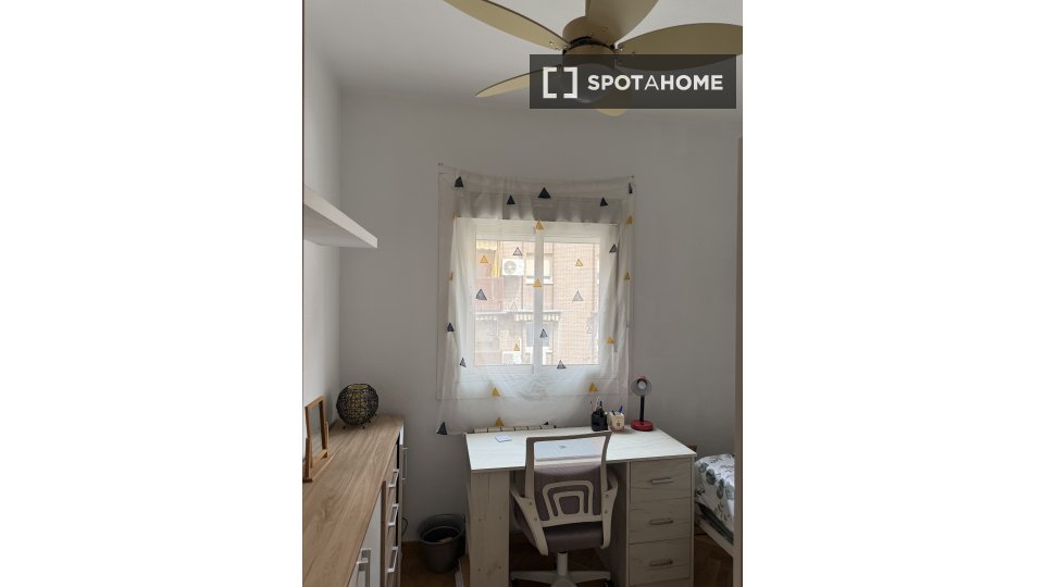 Double room Madrid, 2 beds, 75m² — photo 15