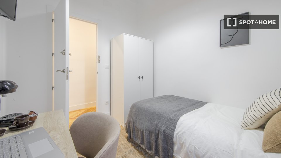Double room Madrid, 7 beds, 180m² — photo 23