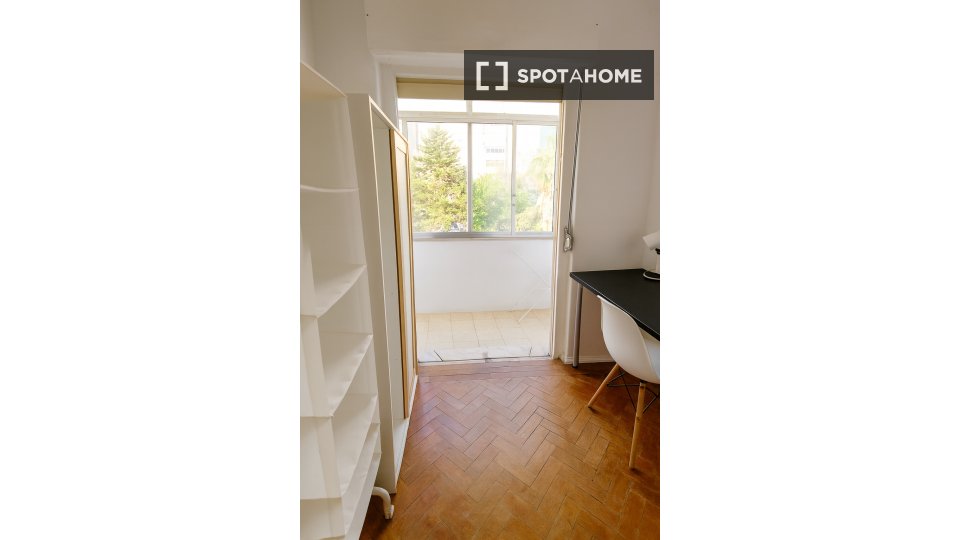 Double room Lisbon, 3 beds, 75m² — photo 27