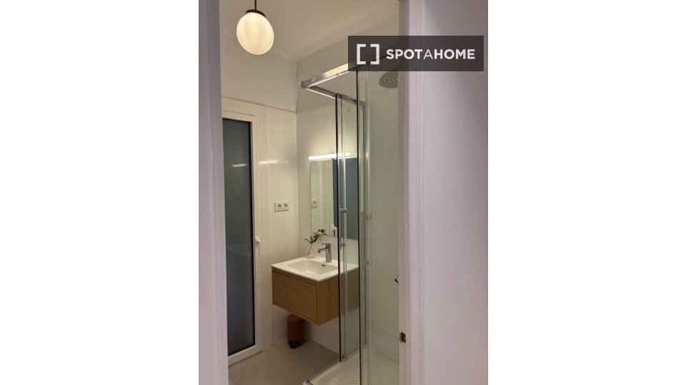 Apartment Barcelona, 4 beds, 86m² — photo 10