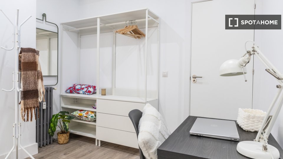 Double room Madrid, 9 beds, 210m² — photo 12