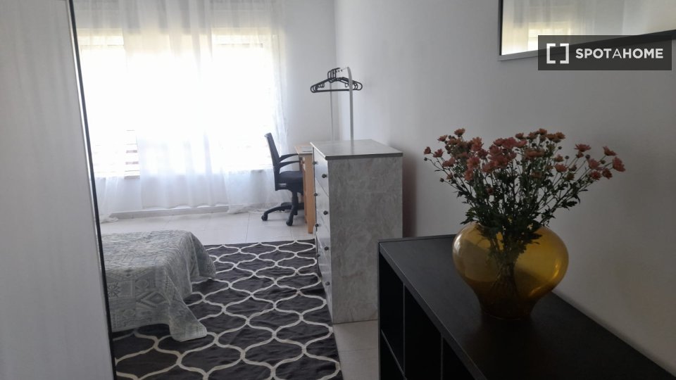 Double room Lisbon, 3 beds — photo 15
