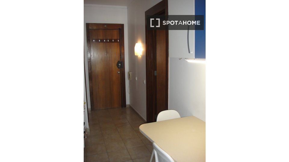 Double room Lisbon, 1 bed, 20m² — photo 12