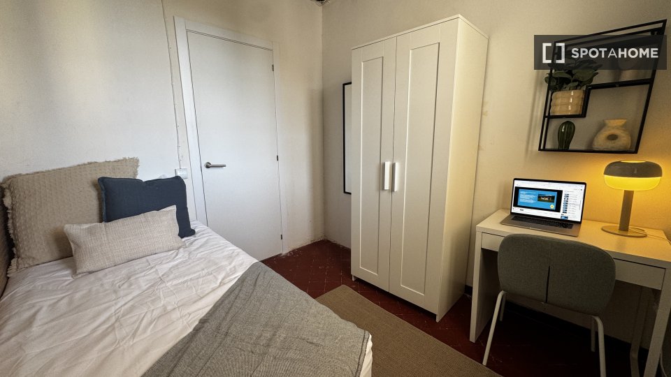 Double room Barcelona, 5 beds, 120m² — photo 3