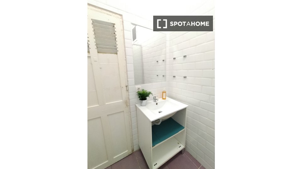 Double room Madrid, 5 beds, 100m² — photo 17