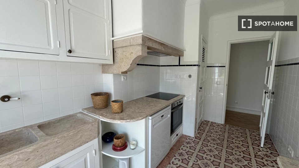 Double room Lisbon, 2 beds — photo 17