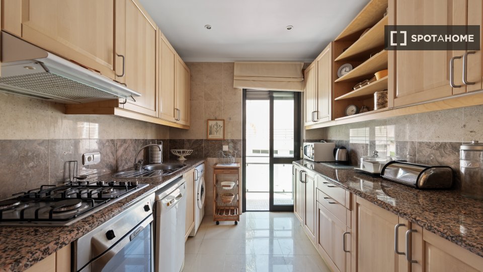 Apartment Lisbon, 2 beds, 75m² — photo 11