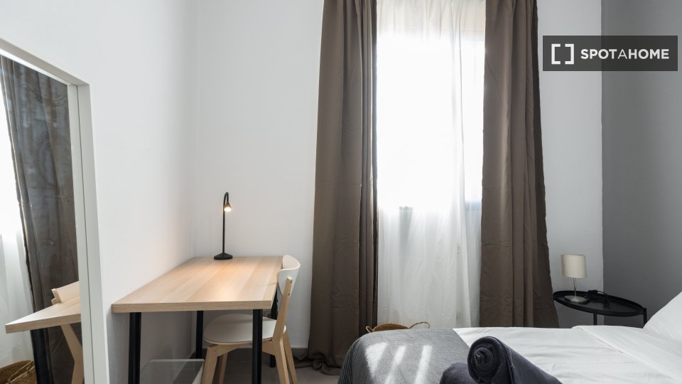 Double room Madrid, 5 beds, 150m² — photo 16