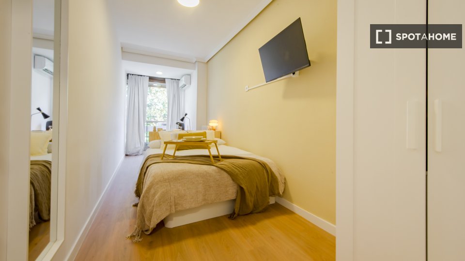 Camera in un appartamento condiviso con 7 camere da letto a Casa de Campo. - a Madrid