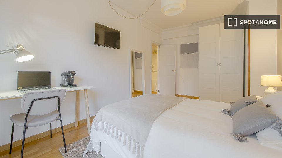 Double room Madrid, 5 beds, 145m² — photo 10