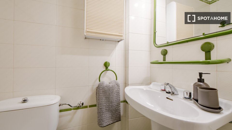 Double room Madrid, 8 beds, 150m² — photo 19