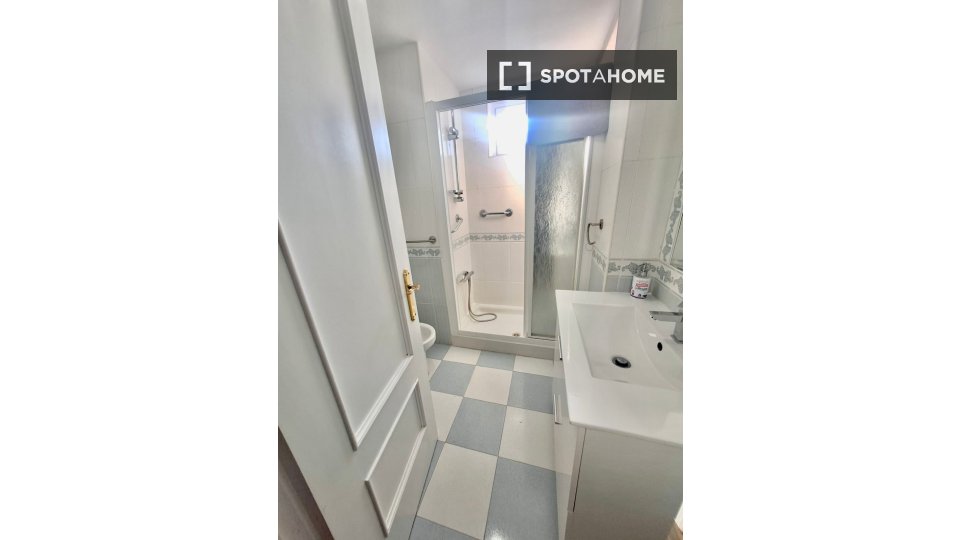 Double room Madrid, 5 beds — photo 19