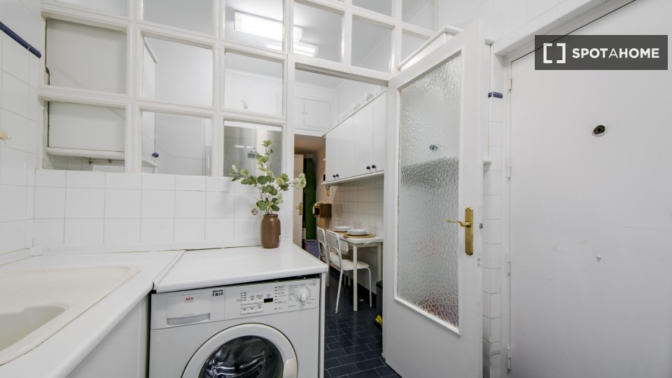 Double room Madrid, 8 beds, 150m² — photo 11