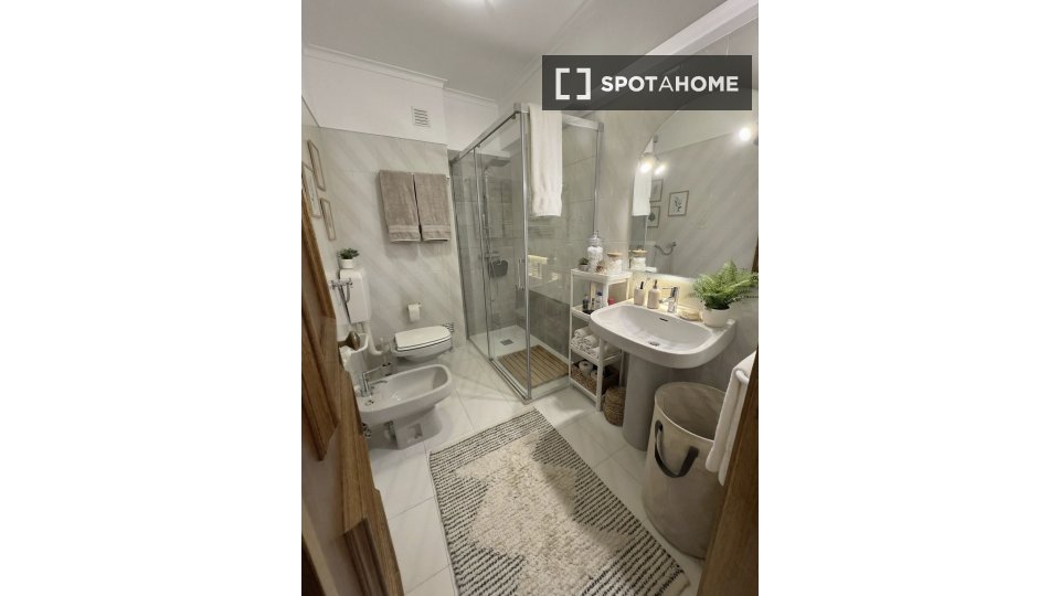 Double room Lisbon, 2 beds, 64m² — photo 4