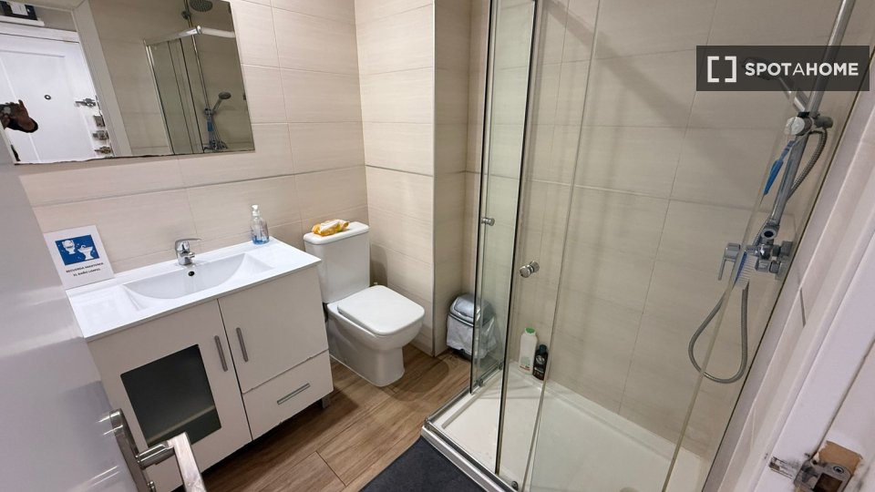 Double room Madrid, 3 beds — photo 27