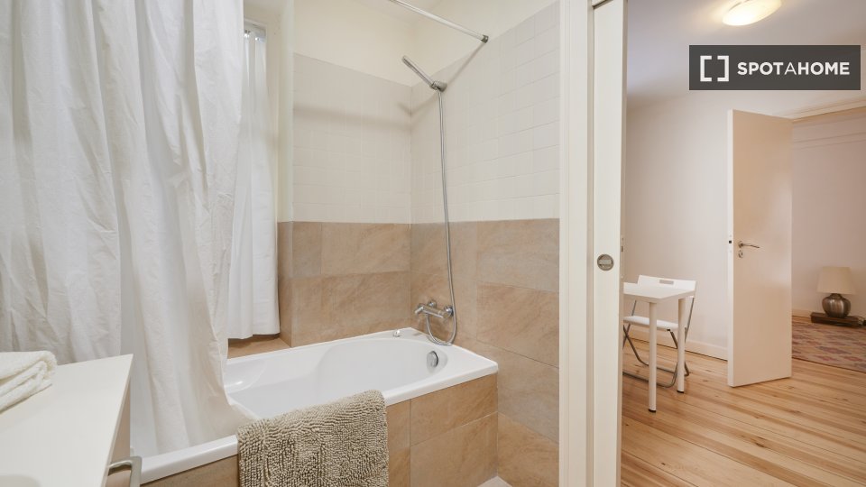 Double room Lisbon, 3 beds, 150m² — photo 40