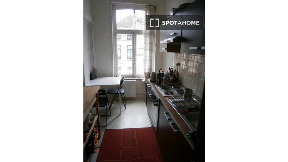 Double room Brussels, 5 beds, 14m² — photo 3