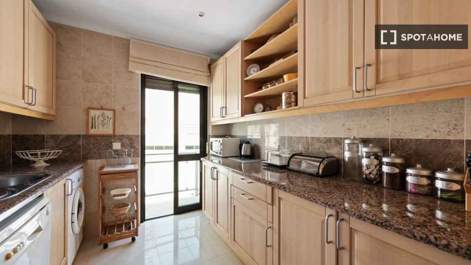 Apartment Lisbon, 2 beds, 75m² — photo 2