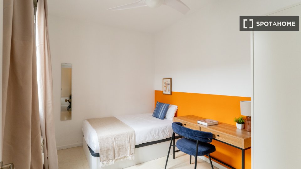 Double room Madrid, 3 beds — photo 19