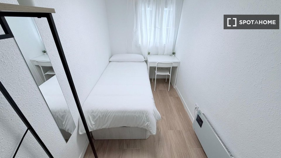 Double room Madrid, 5 beds — photo 14