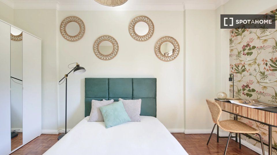 Double room Lisbon, 5 beds — photo 12