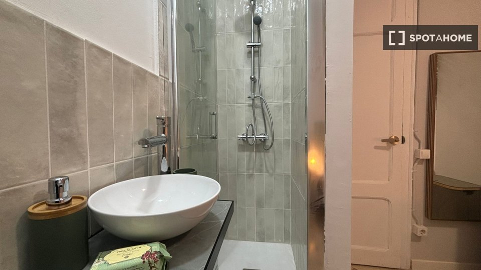 Double room Barcelona, 5 beds, 80m² — photo 16