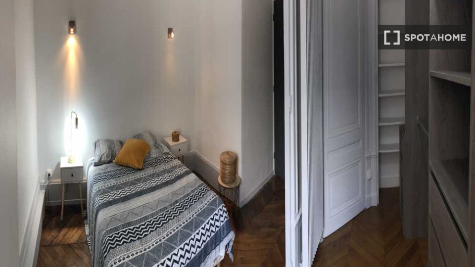 Double room Lyon, 5 beds, 160m² — photo 1