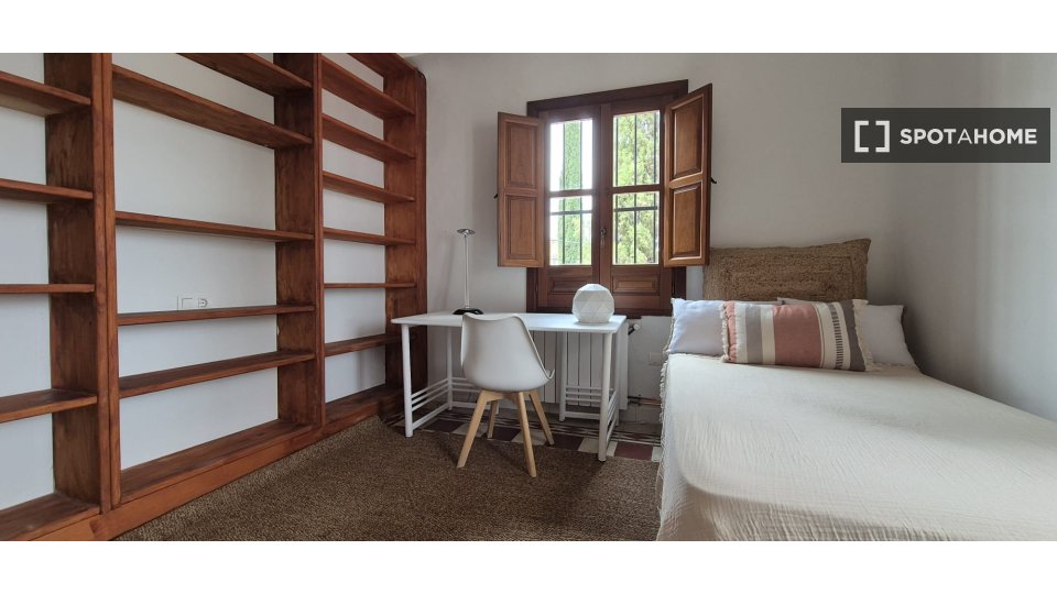 Double room Granada, 3 beds, 100m² — photo 1