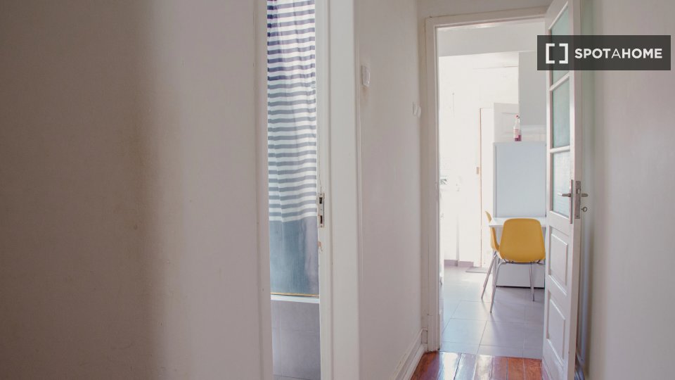 Double room Lisbon, 4 beds — photo 17