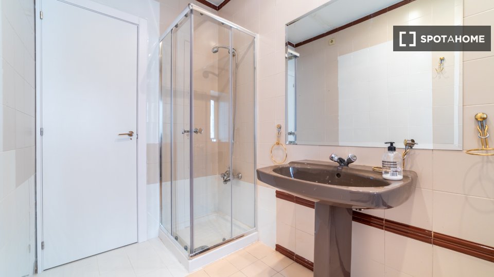 Double room Madrid, 13 beds, 301m² — photo 6