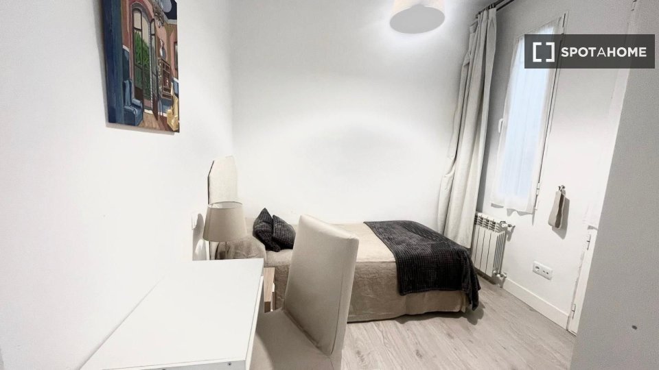 Double room Madrid, 3 beds — photo 17