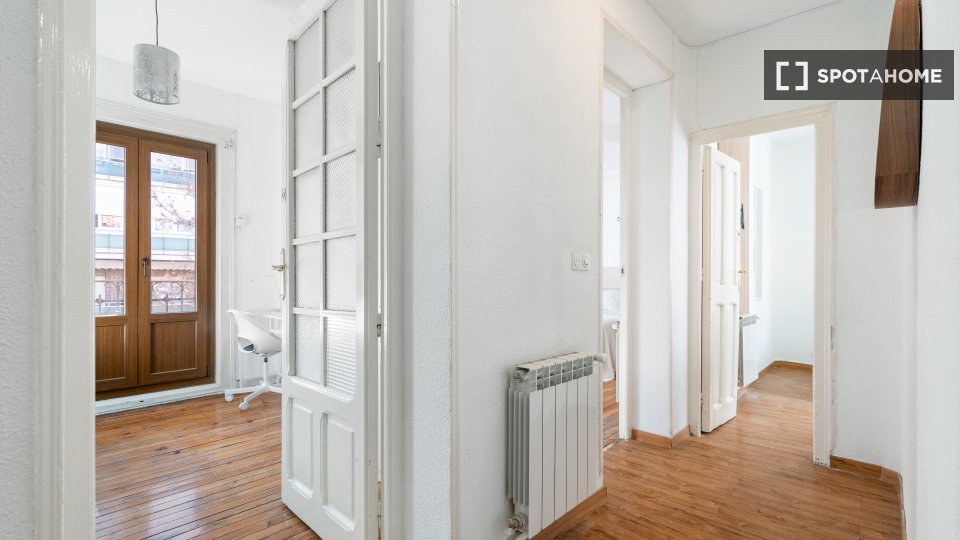 Double room Madrid, 5 beds, 102m² — photo 18