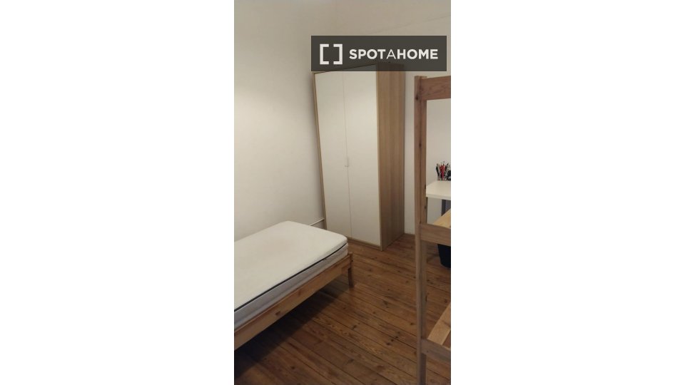 Double room Lisbon, 4 beds — photo 16