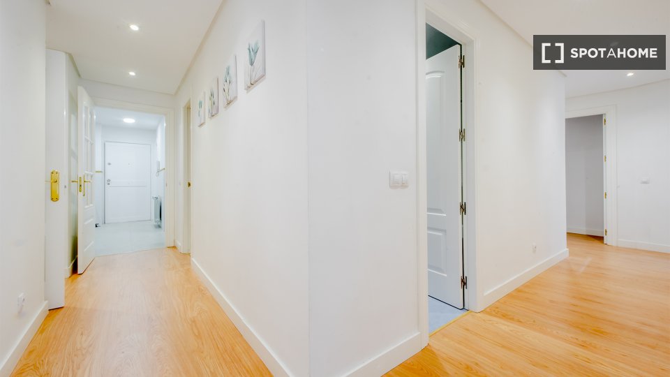 Double room Madrid, 8 beds, 200m² — photo 16