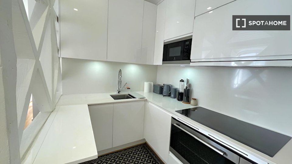 Apartment Lisbon, 2 beds, 104m² — photo 17