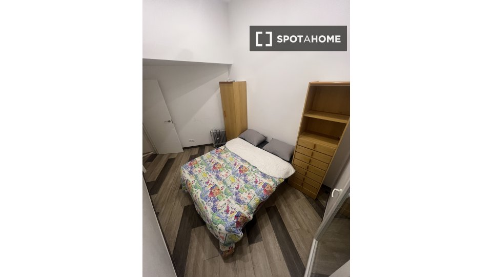 Double room Barcelona, 3 beds, 80m² — photo 12