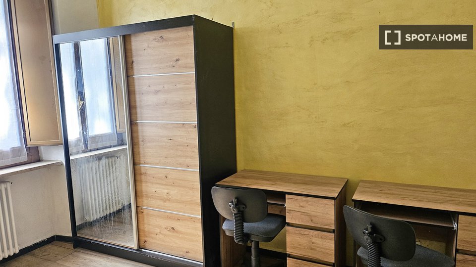 Posto letto in appartamento condiviso con 3 camere da letto in affitto a Torino - à Turin