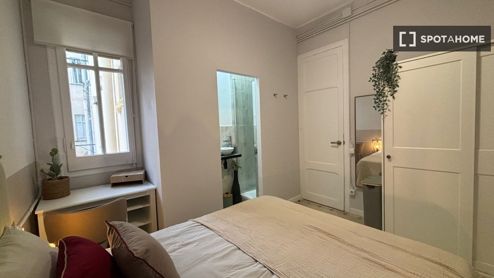 Double room Barcelona, 5 beds, 80m² — photo 17
