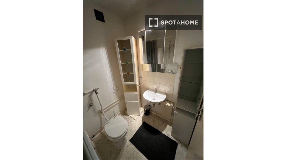 Double room Stuttgart, 3 beds, 80m² — photo 13
