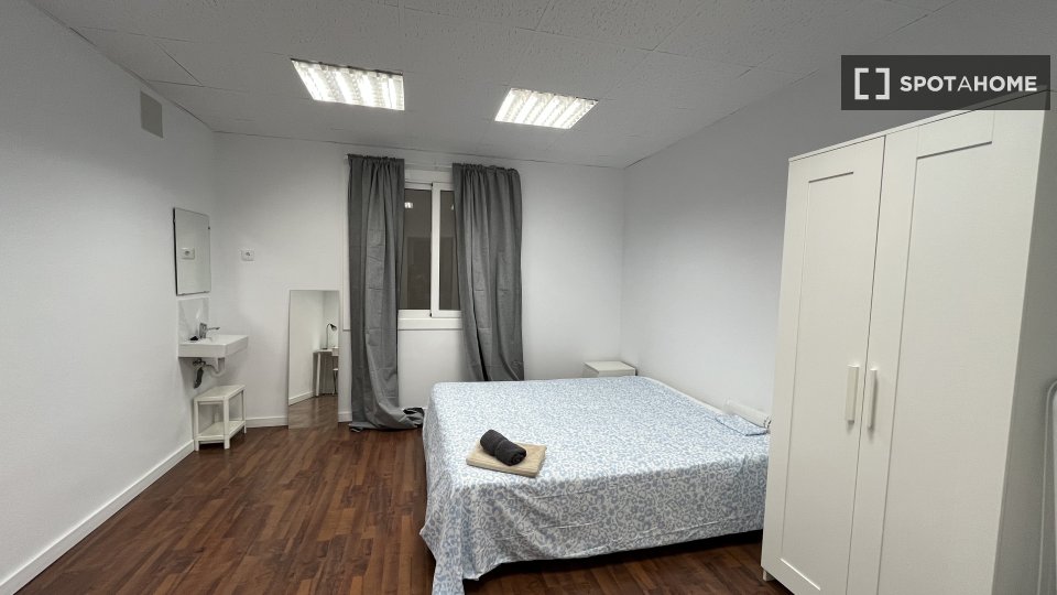 Double room Barcelona, 13 beds, 290m² — photo 19