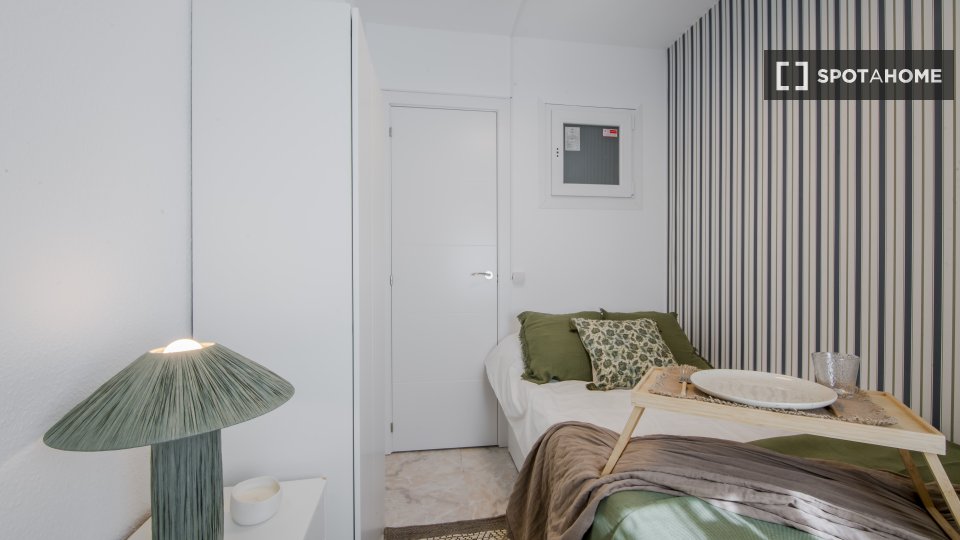 Double room Madrid, 5 beds, 80m² — photo 17