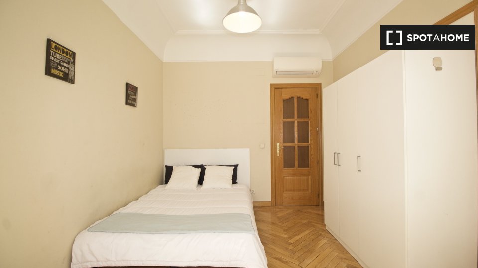 Double room Madrid, 6 beds, 140m² — photo 3