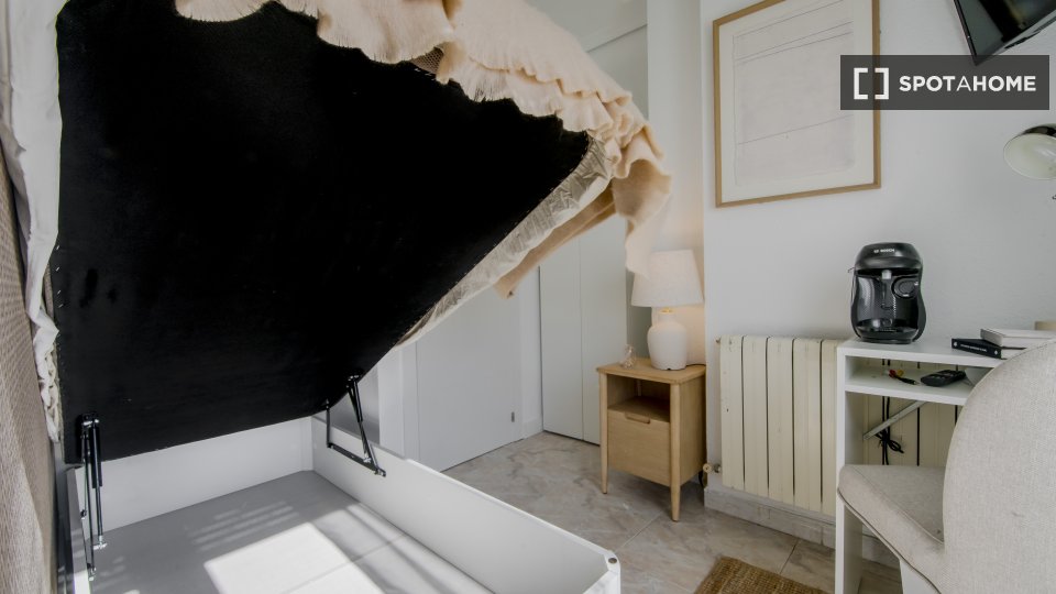 Double room Madrid, 5 beds, 80m² — photo 8