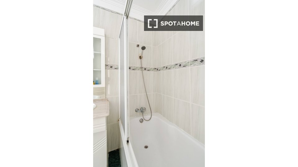 Double room Lisbon, 5 beds — photo 18