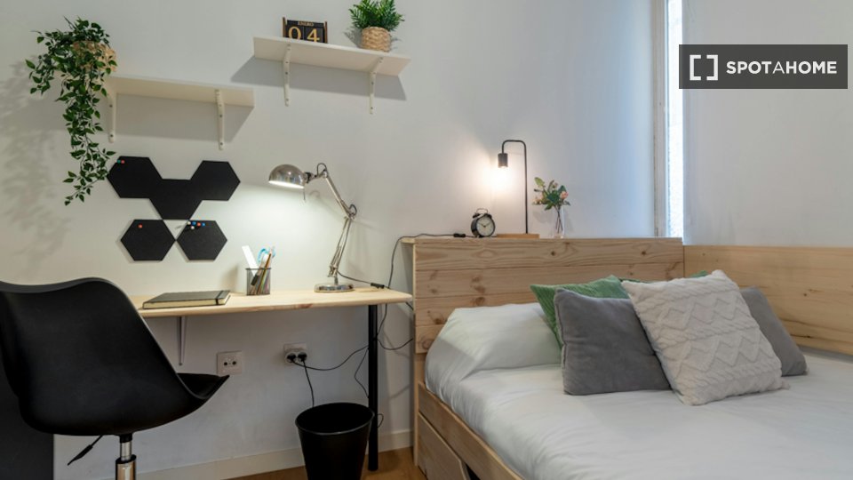 Double room Madrid, 7 beds, 160m² — photo 30